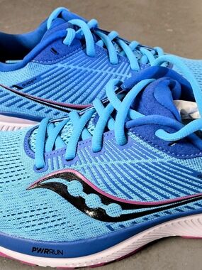 Saucony Women's Light Blue Athletic Running Shoes with Pink Accents. NEW Glide14